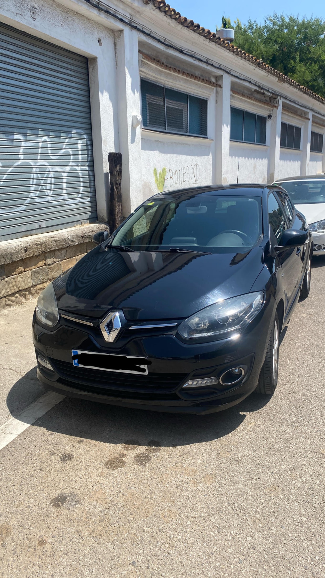 Coche lavado a domicilio por Wash a Car, aparcado en la calle tras el servicio completo
